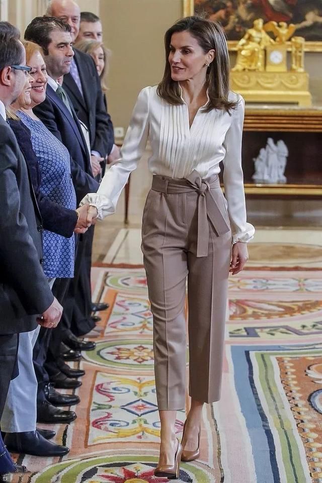 西班牙王后换下裙装，大腿修长，穿长裤别具一格!