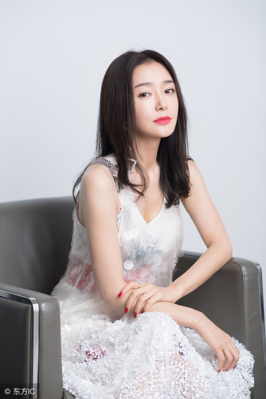 秦岚一袭白裙优雅亮相，脚踩高跟鞋这样的坐姿，因为腿太长了吗?