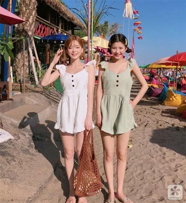 甜甜的夏日海边闺蜜装look 看完心情都变好了~