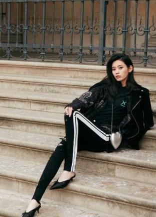 奚梦瑶荧光绿T恤配短裤，裤子边缘遭网友吐槽：坐下来要全露