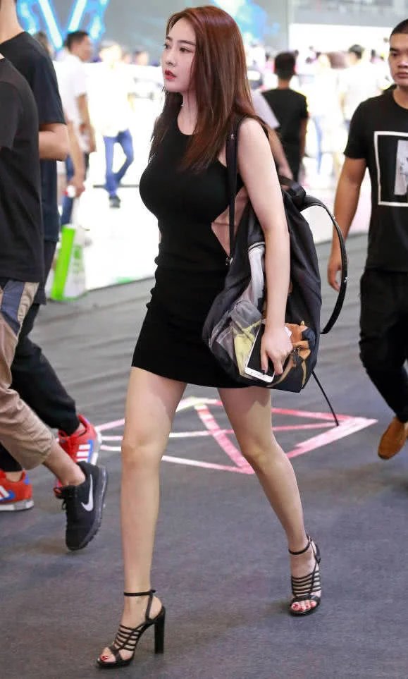 性感小姐姐臀裙勒出“蚂蚁腰”显得十足女人味，好身材吸足眼球