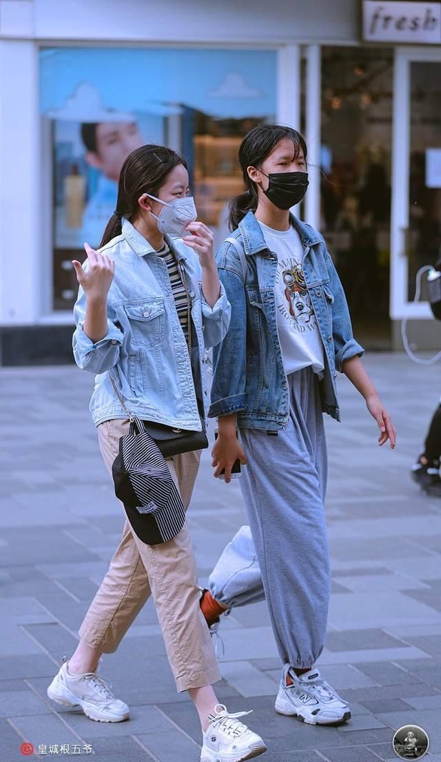 「美女」街拍:注重细节方面的考量,美女们对于单品的选择总是非常的谨慎