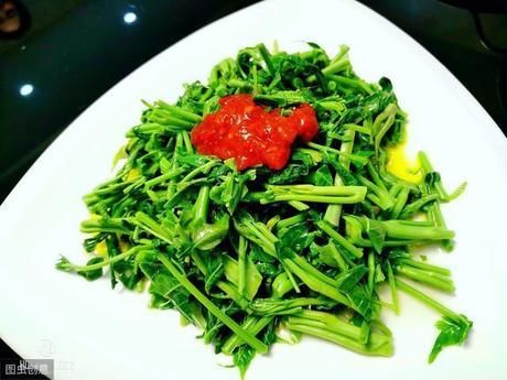  挑选■买香椿芽时，选紫香椿还是绿香椿？不会挑选的，学学种植户的方法