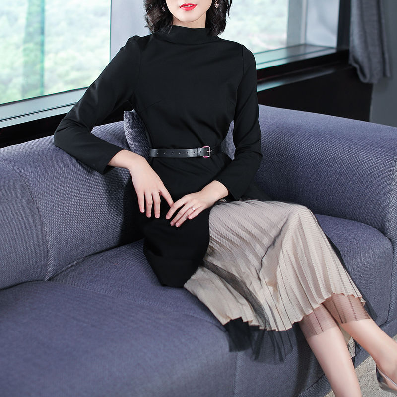 48岁老婆太会打扮，三伏天穿这时髦“套装”，美到路人一愣一愣