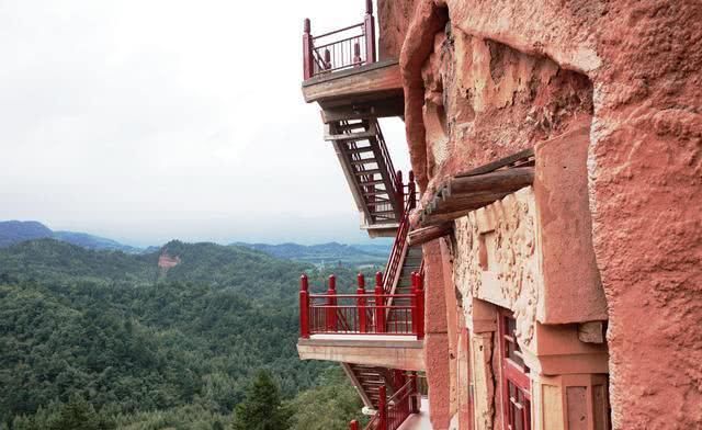 中国最“惊险”的石窟，建于高山崖壁上，高空栈道宽度只容2人