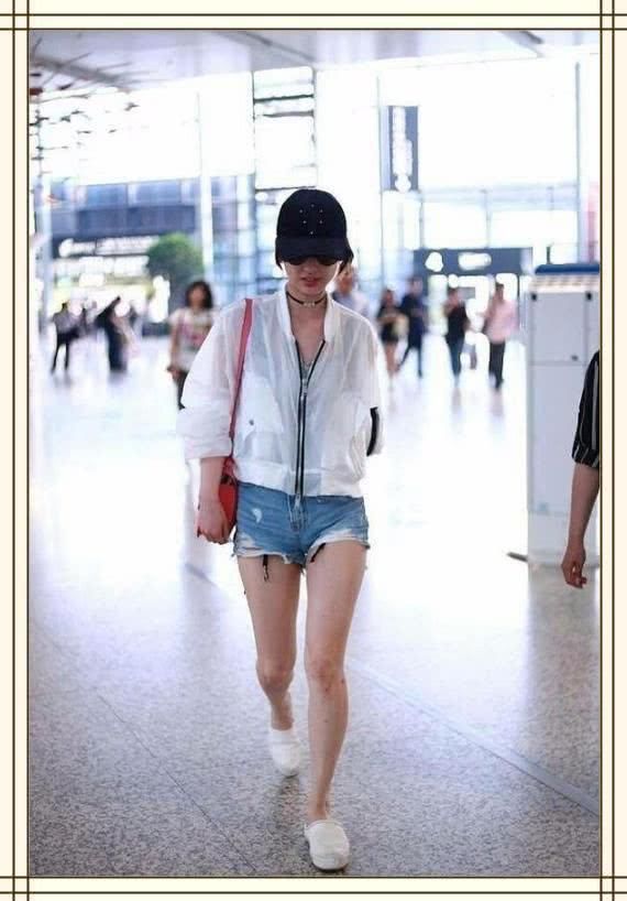 黄圣依穿这么紧的短裤不觉得难受吗？都勒出赘肉了