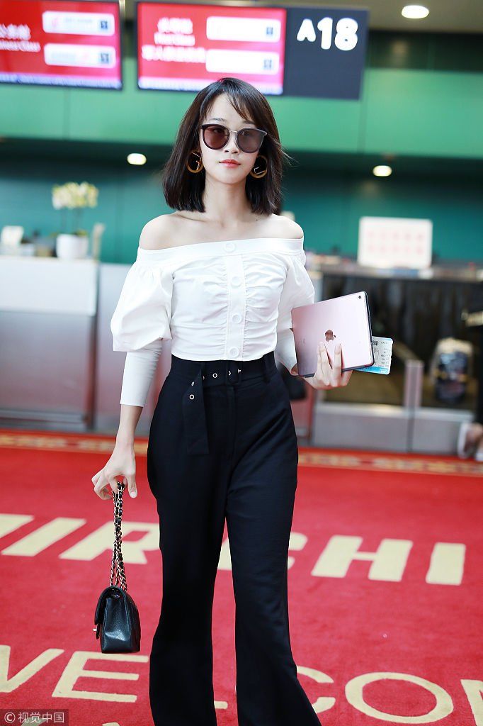 知性才女！蓝盈莹机场随身带尤克里里 秀香肩长腿腿散发女人味