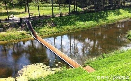 人工造就的奇观，桥梁建在水面下，设计的初衷大有用途！