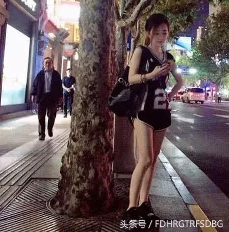 冯提莫各种超短裤大秀美腿，紧身裤勒出“性感形状”！果断存图！
