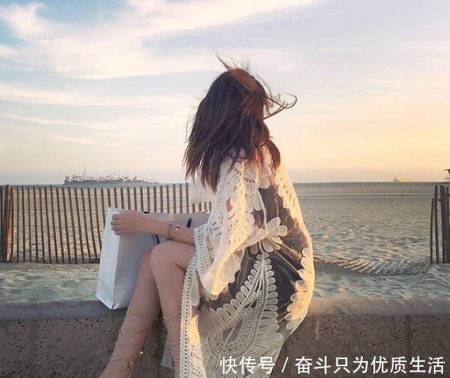 气质型美超模,在沙滩大秀窈窕身材,每一张都是亮点