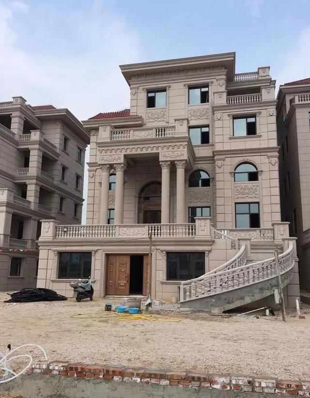 福建农村姑娘回老家过年，看到家家户户建豪华别墅，直言想嫁村里