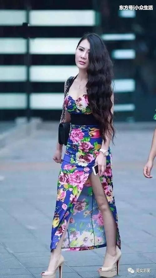 街拍:薄纱长裙有韵味的小姐姐,风一吹腰上的小肚肚出来了