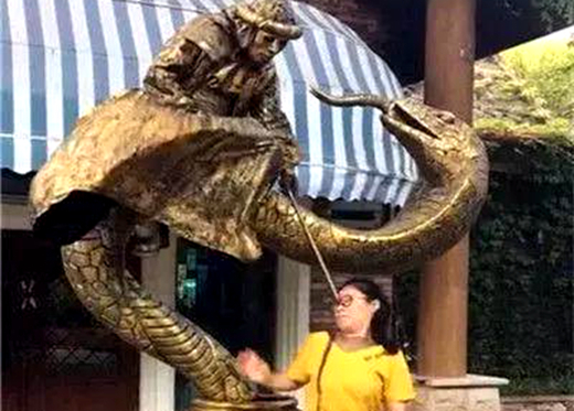 女子景区与雕像合照,抬头那一刻不淡定了,网友:回眸误终生!