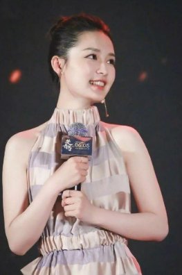 李沁的打底裤，给路人造成了视觉污染，网友:白给都不穿!