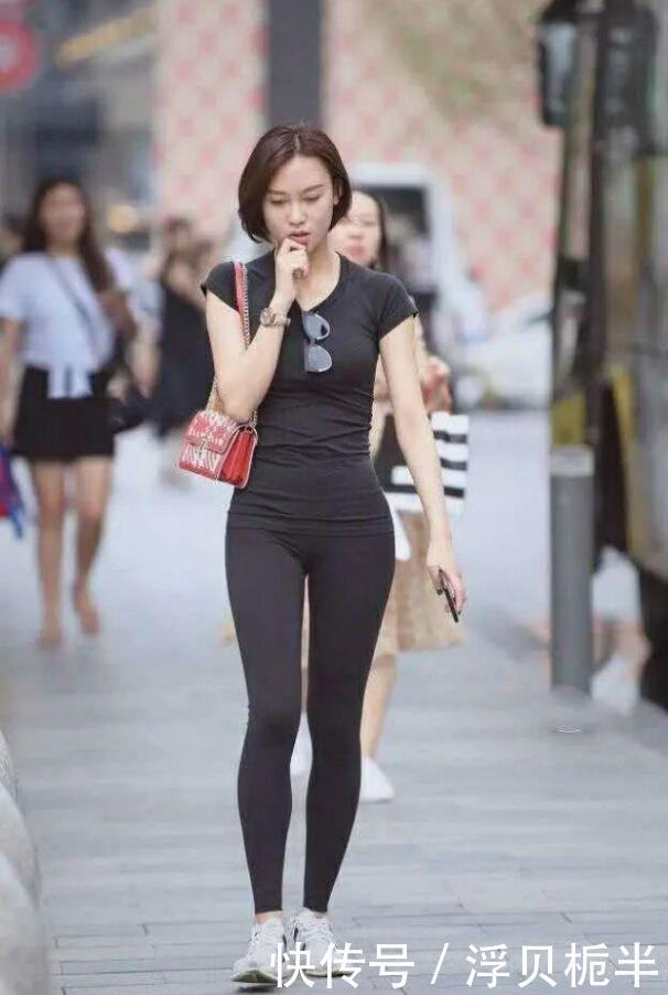 女人|真正聪明的女人,穿打底裤从不配短裙,时髦个性又显瘦!