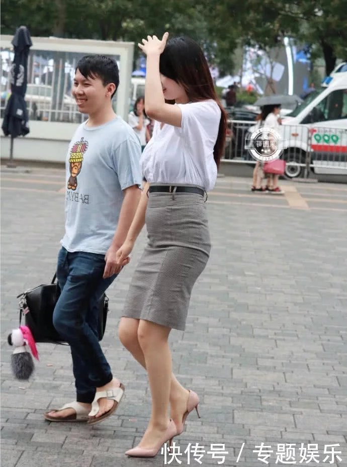 身材高挑的小姐姐包臀裙穿出修长的美腿，宽松的上衣美艳动人