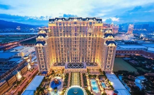 美女金发碧眼，长着外国人的模样，说着流利汉语，称自己为中国人