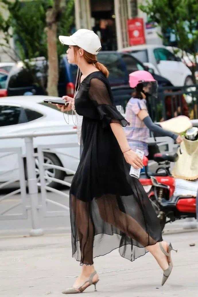 紧身打底裤再迷人, 也敌不过连衣裙的美