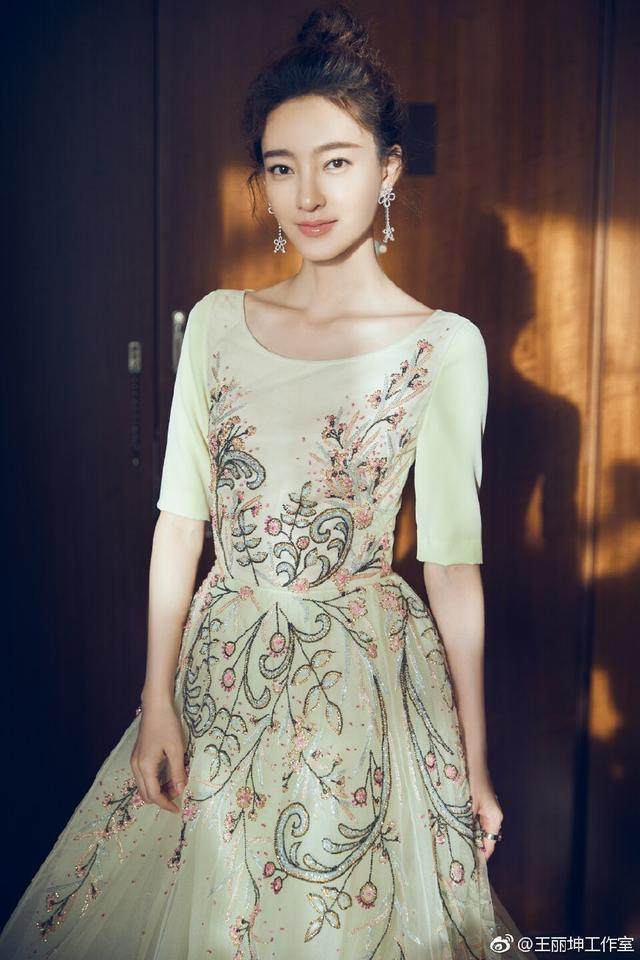 张天爱真够拼的! 穿的蕾丝肚兜快掉还浑然不知 这样的尺寸谁来管