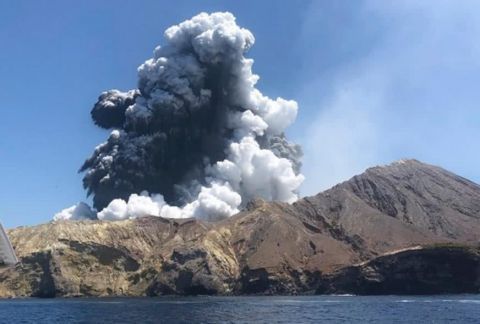 新西兰怀特岛火山随时会喷发，游客为何还要冒死上？