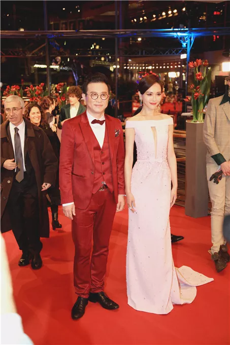 唐嫣真敢穿,粉色裙开缝惊艳全场,网友:罗晋批准了吗?