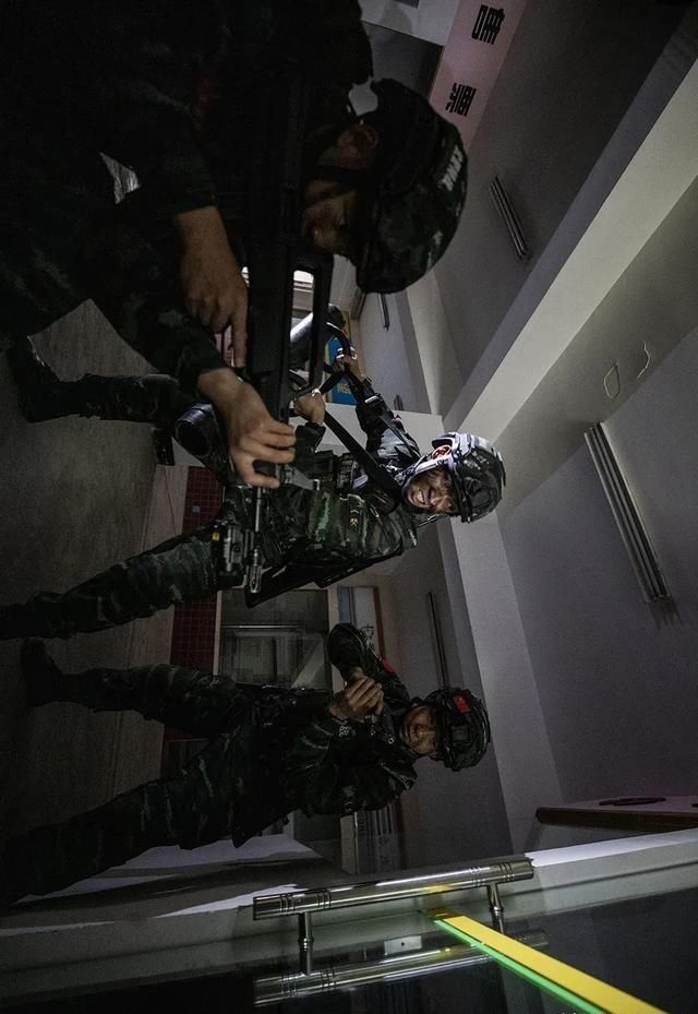 「武警」实兵演练来袭！看武警特战队员一招制敌