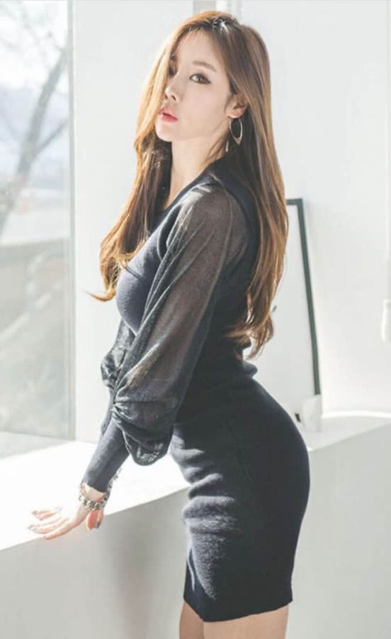 小姐姐身穿黑色包臀裙,看起来更加纤细,又具有高贵典雅的气质