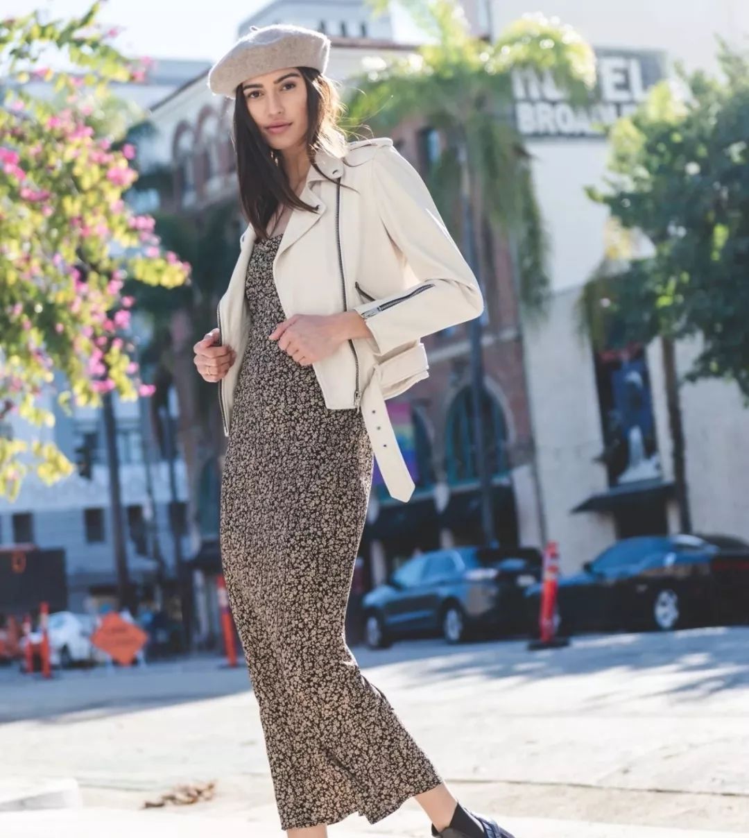  搭配碎花裙：春日清风徐来,碎花裙扬起裙摆美得刚刚好~