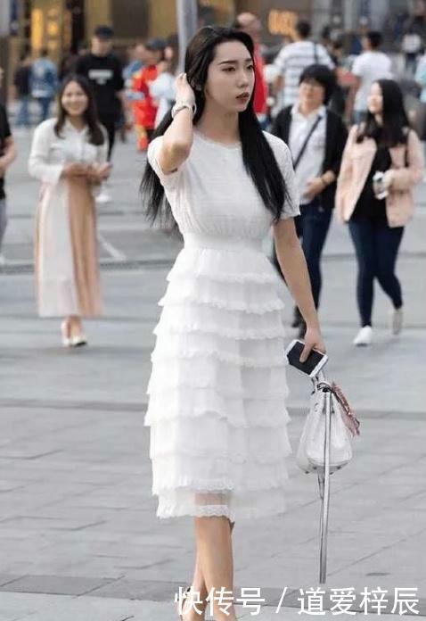 『 美女』穿衣风格非常值得大家学习！，街拍：性感轻熟的80后美女