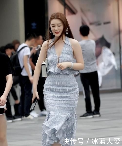  『瞬间』街拍：瞬间拉长身高比例还得看小姐姐的裙装，好气质穿出来！