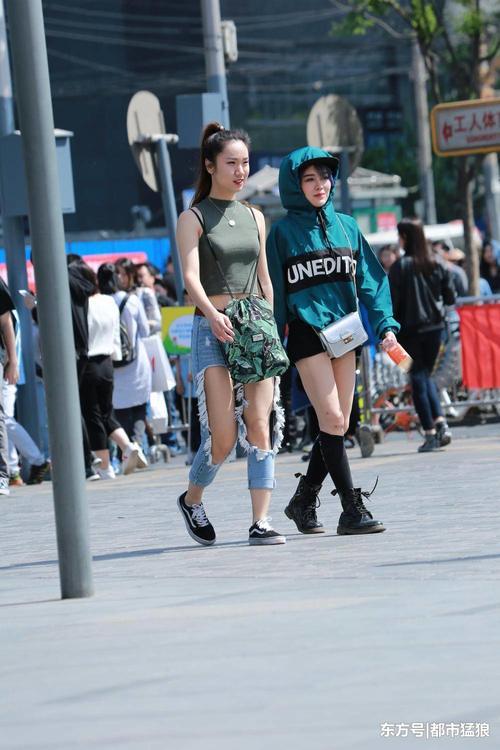 牛仔裤穿出了新高度, 网友: 还不如旁边的妹子