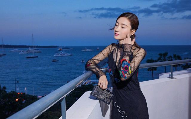 33岁王丽坤亮相活动，身穿印花连衣裙气质优雅，网友：完胜全场