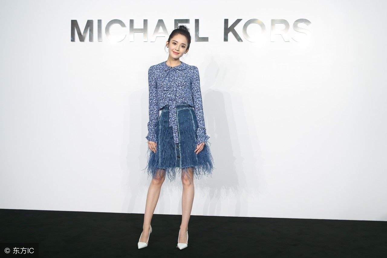 古力娜扎出席活动,一袭连衣蓝色羽毛短裙,网友:低调女神