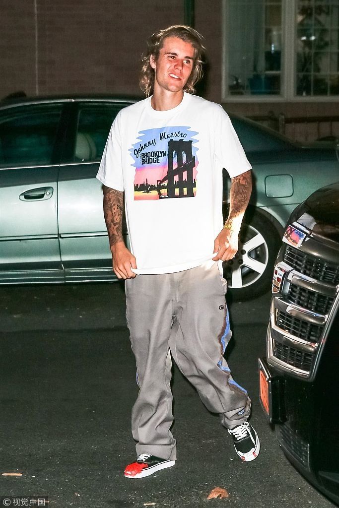 海莉鲍德温秀美腿目光中充满甜蜜 和比伯“夫妻双双把家还”