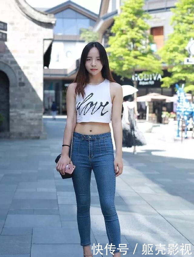  『美感』小姐姐高跟鞋穿搭显得清新又自然，很有视觉美感