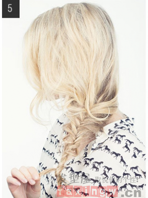 轻松教你扎出气质鱼骨辫 松散慵懒更显女神气质