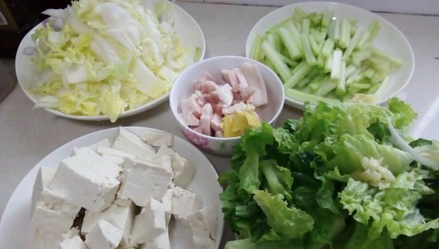『宝爸』宝爸点名要吃猪肉白菜炖豆腐,宝妈直接做半锅,宝爸:吃过瘾了