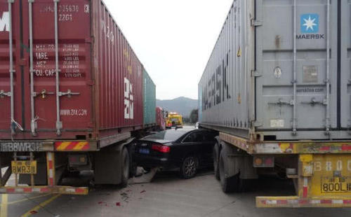 大货车其实并不可怕，超车时，牢牢记住这4点就好！