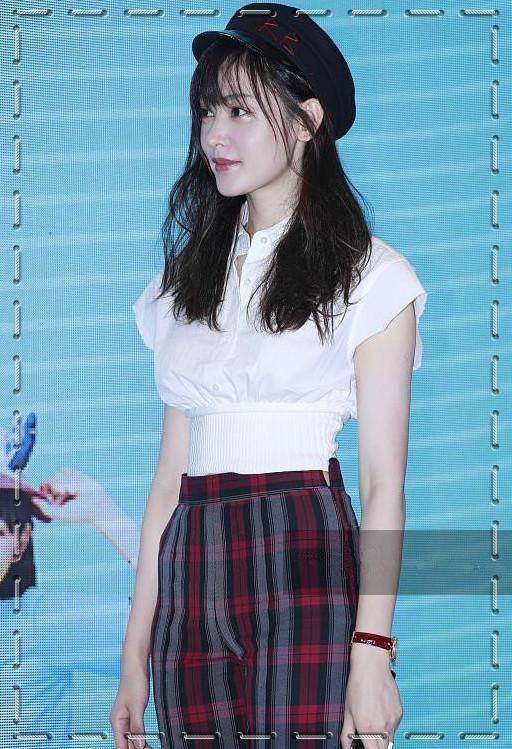 看了张天爱的活动照，再看机场照，网友：真不相信这是同一双腿！