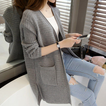 上海旅游回来，婆婆把裙子都扔了!换上这洋气针织衫，美到不敢认