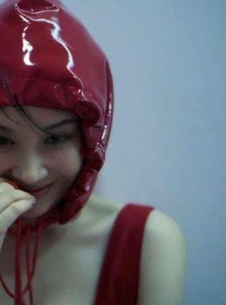 49岁许晴又犯二！吊带裙搭配皮帽子奇葩装亮相，网友：奶奶别这样