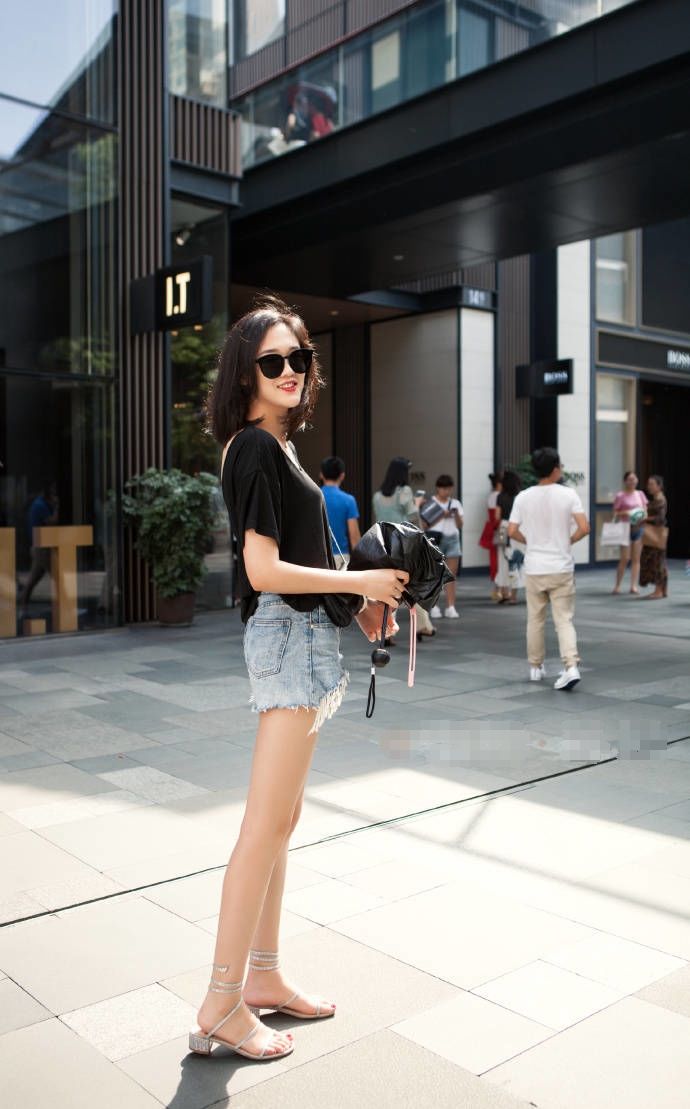 街拍路人，高跟鞋在夏天这样穿搭有多美?路人的回头率就是答案