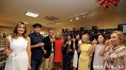  【气质】法国第一夫人布丽吉特高调亮相，白衬衫配西装大衣，66岁气质惊艳
