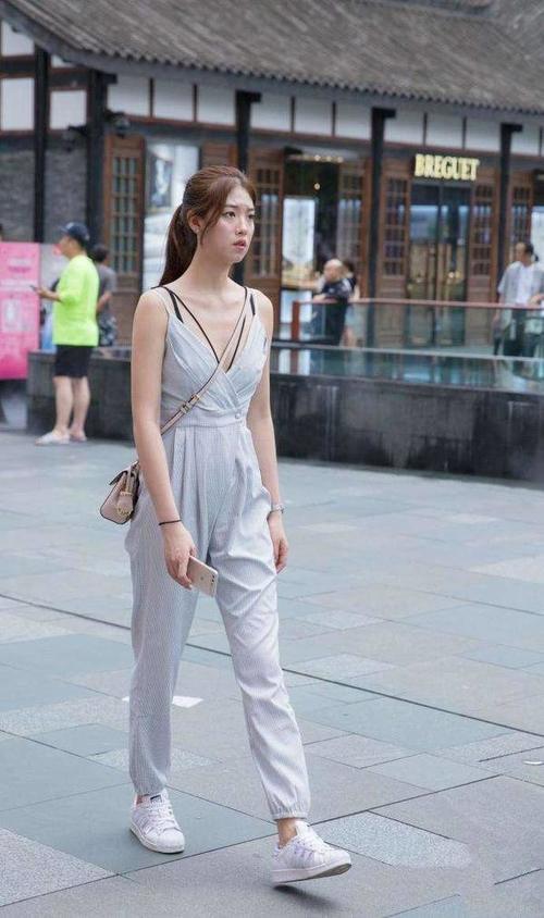 成都街拍: 小姐姐白色连衣裙搭配黑色小吊带，展现出完美的身材！