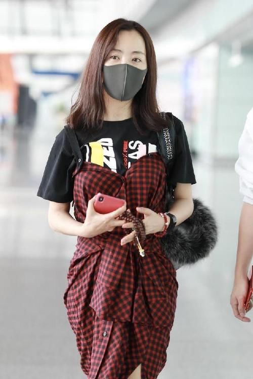  格子：杨蓉身材真有料，黑色T恤配格子吊带裙走机场，身材凹凸感十足