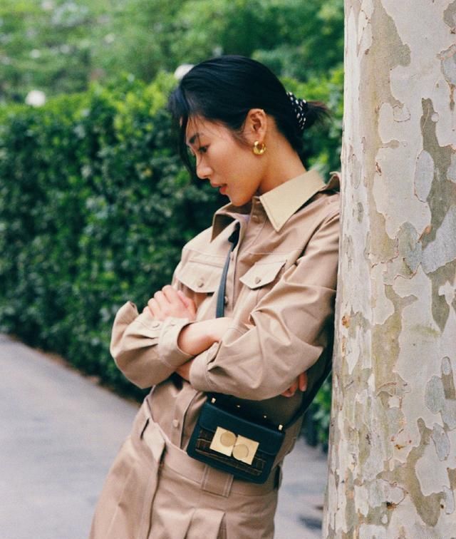 显得|刘雯工装风套装街拍英姿飒爽,拍出好莱坞时尚特工大片的感觉