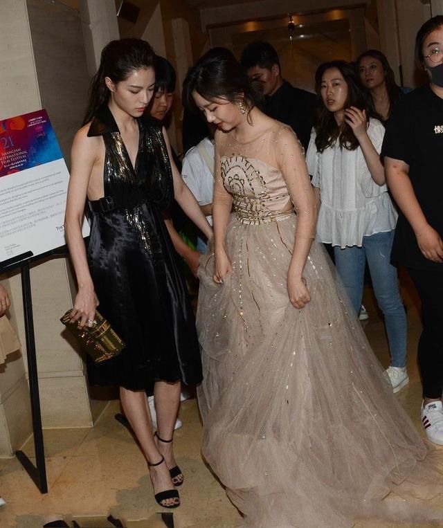 钟楚曦好像带个娃上台,谭松韵的裙摆全靠她了!