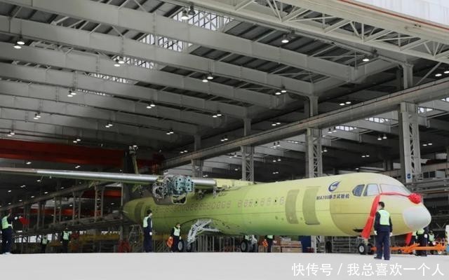 国产:现场传来阵阵欢呼,又一款新型国产大飞机下线,波音:这下麻烦了