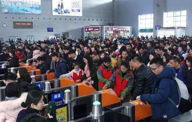 这个城市的火车免费坐，老外见到后惊讶不已，却不去尝试