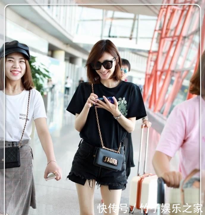 王丽坤也太瘦了吧! T恤都撑不起来, 还要在里面加肩垫!